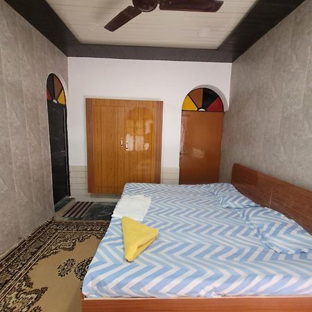 Pushpa Vatika Hotel Faizābād Екстериор снимка