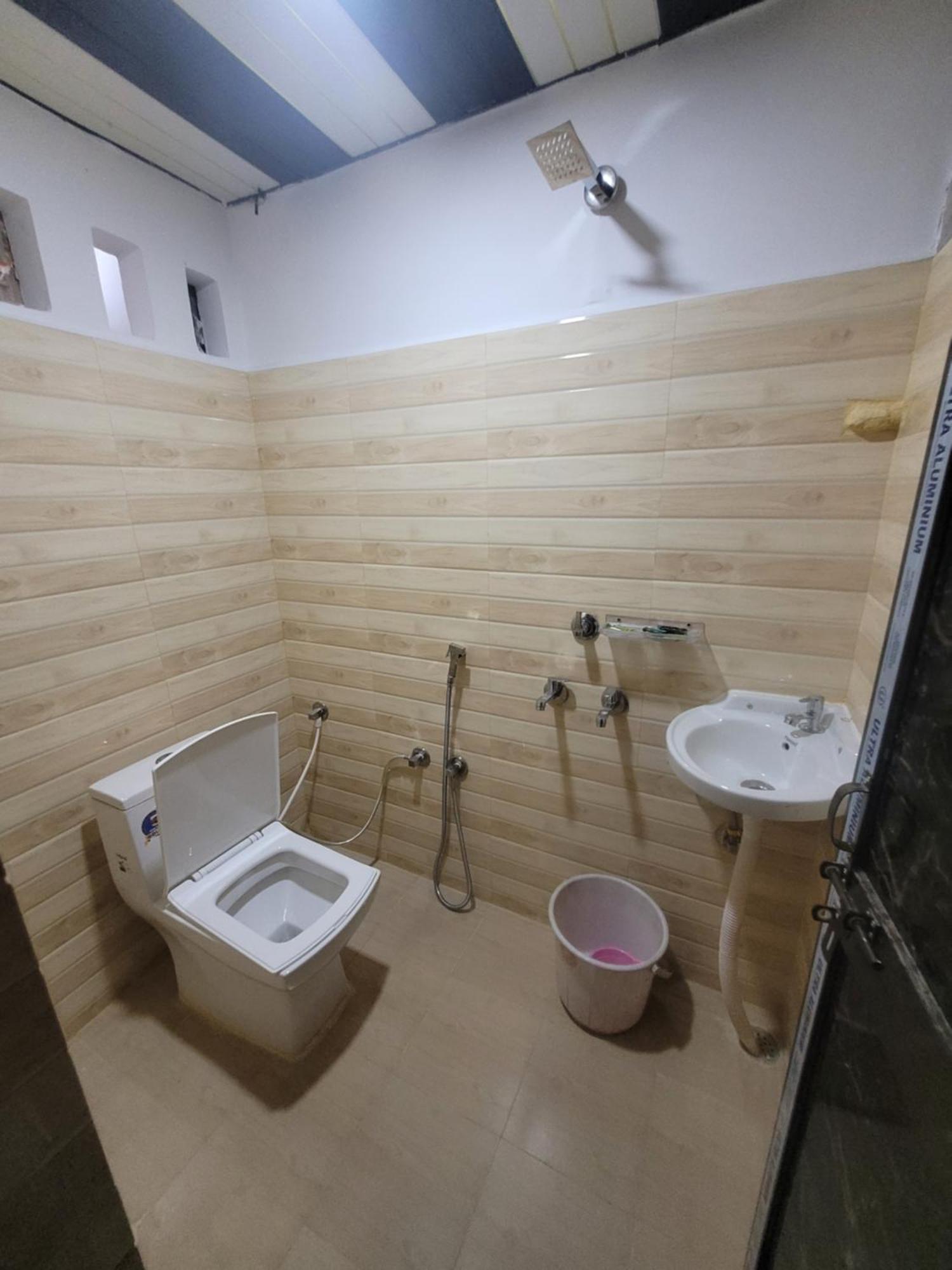 Pushpa Vatika Hotel Faizābād Екстериор снимка