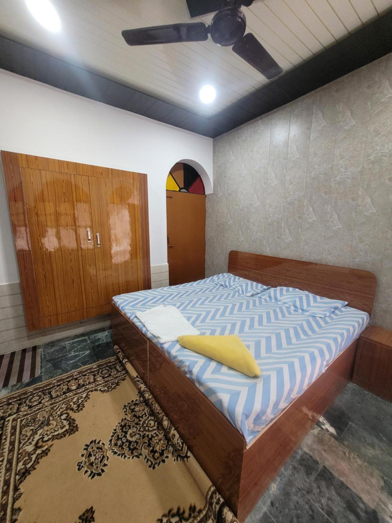 Pushpa Vatika Hotel Faizābād Екстериор снимка