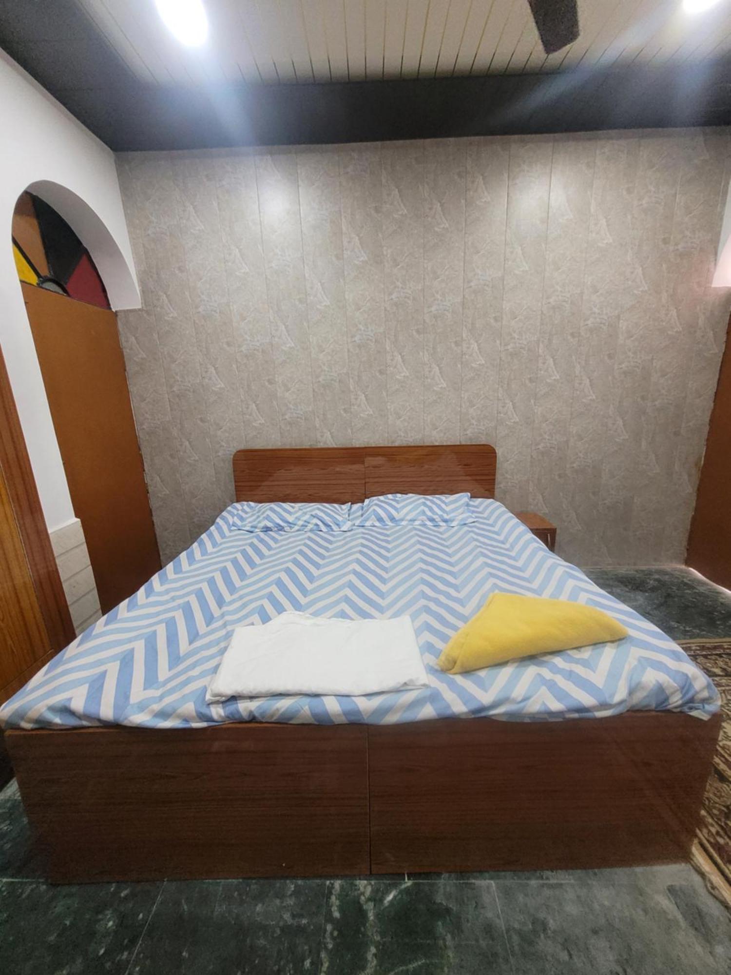 Pushpa Vatika Hotel Faizābād Екстериор снимка