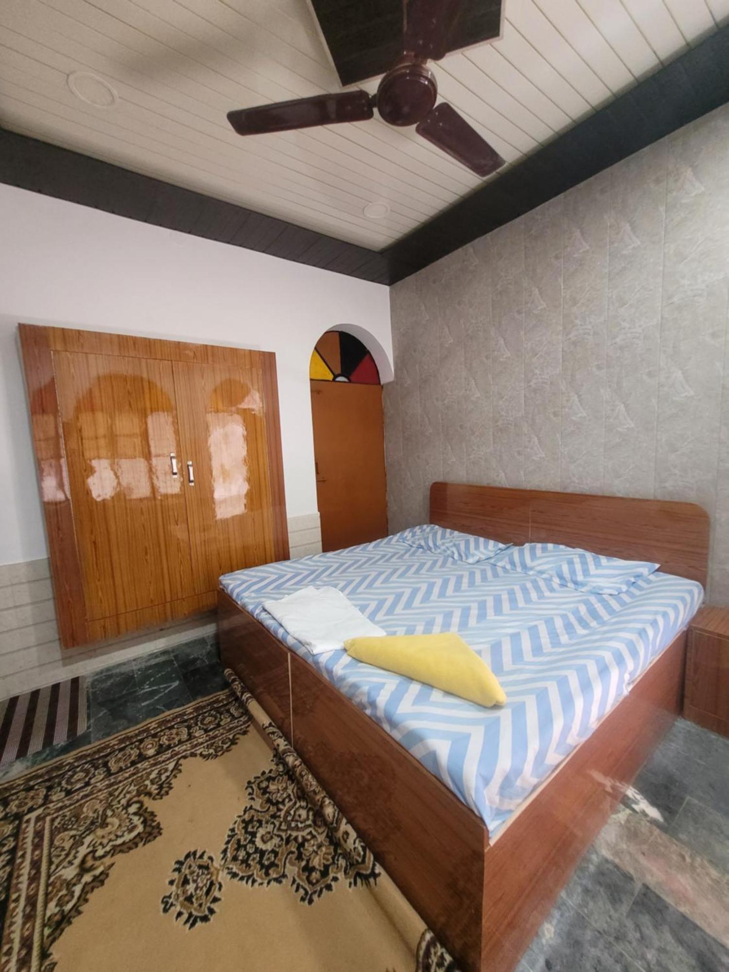Pushpa Vatika Hotel Faizābād Екстериор снимка